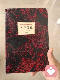 幾天時(shí)間終于把這本書看完了
它講述了一個(gè)家族一百多年的歷程
感覺就是一代一代的重復(fù)
直到最初預(yù)言的降臨
就全部歸零
其實(shí)每個(gè)人都是個(gè)孤獨(dú)體，能聊聊您最喜歡書中的誰？配圖
