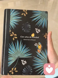 幾天時(shí)間終于把這本書看完了
它講述了一個(gè)家族一百多年的歷程
感覺就是一代一代的重復(fù)
直到最初預(yù)言的降臨
就全部歸零
其實(shí)每個(gè)人都是個(gè)孤獨(dú)體，能聊聊您最喜歡書中的誰？配圖