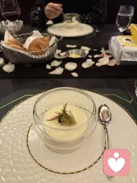 赴朋友邀约吃饭，他定的这间餐厅的老板娘竟然是我六七年前认识的一个朋友，后来她换了联系方式搬了家，我没注意，这几年都没联系过了，因缘际会之下又重新踏进了她开的新的餐厅又遇见，缘分真是很奇妙的东西，感觉心里某一条裂缝又重新愈合了🫠配图