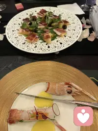 赴朋友邀约吃饭，他定的这间餐厅的老板娘竟然是我六七年前认识的一个朋友，后来她换了联系方式搬了家，我没注意，这几年都没联系过了，因缘际会之下又重新踏进了她开的新的餐厅又遇见，缘分真是很奇妙的东西，感觉心里某一条裂缝又重新愈合了🫠配图