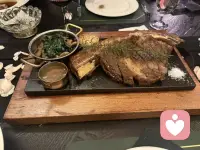 赴朋友邀约吃饭，他定的这间餐厅的老板娘竟然是我六七年前认识的一个朋友，后来她换了联系方式搬了家，我没注意，这几年都没联系过了，因缘际会之下又重新踏进了她开的新的餐厅又遇见，缘分真是很奇妙的东西，感觉心里某一条裂缝又重新愈合了🫠配图