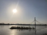 鏡頭下局部的美，讓我們憧憬出了整個美好。相反，也是如此。實際上美好與不美好是參雜在一起的，要看我們恰巧看到了什么。配圖