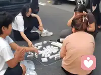 看看这些人，不是简单用“乐观”所能解释得了的。是适应，适应环境，在什么环境说什么话，有什么条件做什么事。真正强大的人从来不抱怨环境。配图