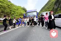 看看这些人，不是简单用“乐观”所能解释得了的。是适应，适应环境，在什么环境说什么话，有什么条件做什么事。真正强大的人从来不抱怨环境。配图