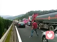 看看这些人，不是简单用“乐观”所能解释得了的。是适应，适应环境，在什么环境说什么话，有什么条件做什么事。真正强大的人从来不抱怨环境。配图
