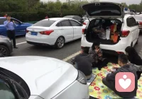 看看这些人，不是简单用“乐观”所能解释得了的。是适应，适应环境，在什么环境说什么话，有什么条件做什么事。真正强大的人从来不抱怨环境。配图