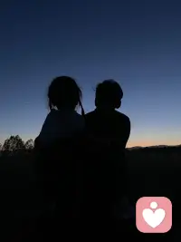 愛的五種語言：
1、贊美；
2、服務性行為；
3、真心的領悟；
4、精心的時光；
5、身體的接觸。配圖