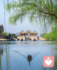 花瓶有了裂痕，虽然无法恢复原样。但也不为一种新的美。
有观点认为，‌残缺本身可以成为新的美‌：
日本“金缮”工艺用金粉填缝，将裂痕转化为装饰，体现“不完美之美” ‌‌。
现代文物修复甚至采用透明材料保留裂痕，让“破损与完整共存”，赋予器物新的历史意义 ‌‌。配图