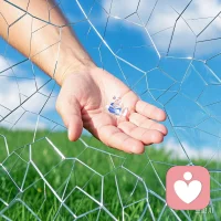 如何放下曾經(jīng)的傷痛？
放下曾經(jīng)的傷痛是一個(gè)過(guò)程，以下是一些可以幫助你的方法。
首先，要正視這份傷痛。不要回避或者壓抑自己的情緒，你可以找一個(gè)安靜的時(shí)間，認(rèn)真地回想傷痛事件，梳理自己的情緒，比如是憤怒、悲傷還是失望。
其次，嘗試傾訴。把內(nèi)心的傷痛告訴信任的人，像是好朋友或者家人。他們的理解和支持能給你很大的力量，而且在講述的過(guò)程中，你也能夠更好地釋放情緒。
然后是轉(zhuǎn)換視角。試著從不同的角度看待傷痛，思考從這次經(jīng)歷中自己收獲了什么，比如變得更加堅(jiān)強(qiáng)或者學(xué)會(huì)了某種道理。
最后，給自己時(shí)間和空間。放下不是一蹴而就的，要允許自己慢慢治愈，多去做讓自己開(kāi)心的事情，比如旅行、閱讀、運(yùn)動(dòng)等，隨著時(shí)間的推移，傷痛會(huì)漸漸淡化。配圖