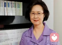 知名作家琼瑶说：“生命是一朵常开不败的花，那挫折必是滋润花的养分，没有经历过挫折的人生是不完整的人生；没有滋润它养分的花迟早也会枯萎。”
琼瑶的一生充满传奇色彩，她的文字温暖过无数人，但她的离去也留下了遗憾。她的爱情故事、创作历程以及对生活的感悟都成为了人们回忆和探讨的话题，她用自己的方式诠释了生命的意义和价值，也让我们更加珍惜眼前的每一天.配图