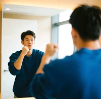 如何讓自己變得越來越自信？
1.?從“小成功”積累掌控感，比如每天完成1件具體小事（如早起、學(xué)1個(gè)技能點(diǎn)），用結(jié)果強(qiáng)化“我能做到”的認(rèn)知。
2.?停止“與他人比較”，轉(zhuǎn)為“與過去的自己對照”，關(guān)注每一點(diǎn)進(jìn)步，避免用他人優(yōu)勢否定自身價(jià)值。
3.?接納不完美，允許自己有失誤，把犯錯(cuò)視為成長機(jī)會(huì)而非自我否定的理由，逐漸減少對“必須做好”的過度焦慮，自信會(huì)在自我接納中慢慢建立。配圖
