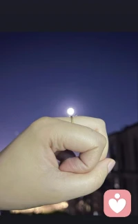 獨自賞月，心境悠然自得，仿佛一切煩惱都隨著那輪皎潔的明月消散而去。配圖