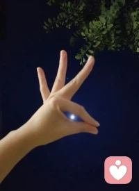 獨自賞月，心境悠然自得，仿佛一切煩惱都隨著那輪皎潔的明月消散而去。配圖