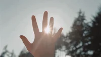 我们无法勉强自己时刻都保持积极的想法，但我们能设法认清自己的负面念头，从而给正面想法提供空间。配图