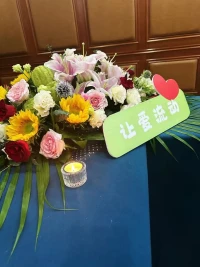 只有看清我们是怎样不爱自己的，才有机会学会，如何去爱自己。也唯有看清了我们是怎样不爱别人的，才有可能看到我们是怎样不爱自己的。配图