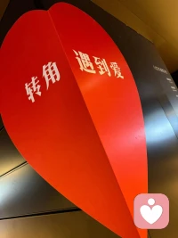 不要因为孤独而选择一段感情，不要因为年龄而将就一段婚姻。你要相信，这个世界上总有一个人，会穿过人海，找到你，爱上你，和你一起，拥有顶级真爱。配图