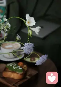 真正爱你的人，能看见你未发的光芒，静待你一生绽放。配图