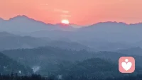 我想我们的心灵就像这红红的落日那样温暖，不用太烫，温度刚好，还有剩余的温度温暖很多人。