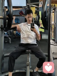 女人甘愿在家里做黃臉婆，為的就是男人在閑暇之余能夠哄哄她，男人在外邊不畏艱難地奔波，為的就是女人在忙碌之余能夠捧捧她，在不斷的生活中，盡管夫妻之間的磕磕碰碰在所難免，但只要男人多哄哄女人，女人多捧捧男人，彼此之間相互體諒，兩人的愛情就會天長地久配圖