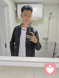 最實用的戀愛技巧是建立良好的溝通，包括聽取和表達自己的需要和感受。在戀愛關系中，人們通常會有差異和沖突，但是通過積極地溝通，可以有效地解決問題，減少誤解和緊張。此外，要尊重彼此的空間和個人選擇，并努力在關系中保持平衡和公平性。最重要的是，要相信和支持對方，這也是建立健康、長期的戀愛關系的關鍵。配圖