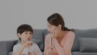 孩子需要得到父母的表扬和认同。配图