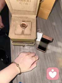 男孩兒脫單秘籍

一、自我提升。外在形象方面，保持整潔，定期打理自己，穿著得體干凈，適度健身塑造好身材。內(nèi)在修養(yǎng)上，豐富知識，多讀書看新聞以增加談資；培養(yǎng)興趣愛好，如繪畫等讓自己更具魅力個性；提升情商，學(xué)會控制情緒、傾聽理解他人并恰當(dāng)表達感受。 二、擴大社交圈。參加社交活動，如加入興趣小組結(jié)識同好，參與志愿者活動展現(xiàn)愛心責(zé)任感，參加行業(yè)活動拓展人脈。還可利用社交軟件，但要保持理性謹慎，在社交平臺展示積極生活狀態(tài)和個性魅力吸引關(guān)注。 三、掌握溝通技巧。真誠交流，展現(xiàn)真實自我，認真傾聽給予積極回應(yīng)。幽默風(fēng)趣，適當(dāng)運用幽默緩解緊張氣氛，但注意分寸。贊美對方，發(fā)現(xiàn)優(yōu)點真誠贊美而不過度。 四、主動出擊。勇敢表白，遇到心儀對象不要猶豫，被拒也不氣餒。細心關(guān)懷，關(guān)注對方生活需求，適時給予關(guān)心幫助，如送小禮物、做飯等。通過這些方法，男孩子有望脫單，找到屬于自己的愛情配圖