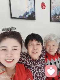 家是講愛的地方，不是是非對(duì)錯(cuò)的辯論場，跟家人爭論，很多時(shí)候雖然贏了道理，卻輸了親情，得不償失。
好的家庭，互相包容，彼此體諒，大事一起扛，小事好商量，永遠(yuǎn)牢記家是講愛的地方。[太陽][太陽][太陽]配圖