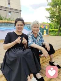 要多和面相年輕的人在一起，要多跟他們交往，他會給你帶來無限的能量。長相年輕的人，他們往往內心善良，友愛且慷慨，平常樂于助人，舍得奉獻，回為只有內心充滿愛，懂得釋放善意的人，才能保持年輕。長相年輕的人，他們往往具備良好的自律能力，他們對自己的身材自律，對自已的容顏非常在意，平常對自己的要求很高。長相年輕的人眼神清澈，內心純凈，明亮動人，比同齡人看起來更有活力，生命力更旺盛，我們要多和面相年輕的人在一起，你會更快樂更自由！配圖