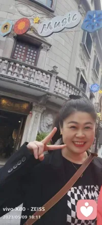 人到中年時最好的日子不是驚艷，更不是繁華，而是遠離喧器，一半清醒做好自己，一半努力寬容別人。
最好的生活狀態(tài)就是：低配自己的生活，高配自己的靈魂，學(xué)會看淡，盡力而為量力而行，用順其自然的態(tài)度過隨遇而安的生活，人生下半場比的是健康，拼的是心態(tài)。
人字有兩筆，一撇寫前半生，一捺寫后半生，前半生寫執(zhí)著，寫半生寫釋懷。配圖