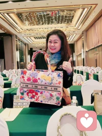 幸福是什么？
幸福是一種感覺，幸福是一種感知，幸福在每個人的心里，活著就是幸福！真正的幸福是有一顆知足常樂的心，真正的幸福是有一顆善良的心，多行善事，真心待人！真正的幸福是學會珍惜，珍惜身邊所擁有的一切，真正的幸福是學會感恩，感恩現在擁有的一切，知足常樂，笑口常開！幸福一直在我們身邊，幸福一直在該來的路上，希望我們每個人都幸福快樂！[玫瑰][玫瑰][玫瑰]配圖