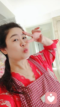 幸福是什么？
幸福是一種感覺，幸福是一種感知，幸福在每個人的心里，活著就是幸福！真正的幸福是有一顆知足常樂的心，真正的幸福是有一顆善良的心，多行善事，真心待人！真正的幸福是學會珍惜，珍惜身邊所擁有的一切，真正的幸福是學會感恩，感恩現在擁有的一切，知足常樂，笑口常開！幸福一直在我們身邊，幸福一直在該來的路上，希望我們每個人都幸福快樂！[玫瑰][玫瑰][玫瑰]配圖