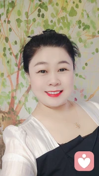 幸福人生無非四件事：一是睡在自家床上，二是吃父母做的好吃的，三是聽愛人情話溫暖你，四是陪在孩子身邊做游戲，很多人終其一生都在尋找幸福，到頭來，其實幸福它就在我們的身邊，我們總有一種錯覺，覺得自己不夠幸福。
看到別人一家在游樂場蕩秋千騎木馬，會遺憾小時候為什么沒有去過這種地方。
看到高級寫字樓里的白領進進當當，會反思自己為什么過得不是這種生活，看到別人的父母溫言軟語和孩子講道理，會抱怨為什么自己的父母對自己這么嚴歷，總是不滿足總是在搶怨，也就總是看不到幸福，但其實。真正的幸福就藏在生活是，生病時有人陪在身邊，下班回家后桌上有熱騰騰的飯菜，工作煩燥時孩子可愛的笑臉這些都是幸福，幸福是一種感知，它就在我們的身邊。配圖