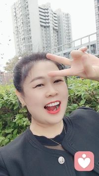 活得通透的人，沒有特別想維持的關系，也沒有特別想要的東西，走近的人不抗拒，離開的人不強求，就連吃虧都懶得計較，時間不言不語，卻能見證真情，歲月悄無聲息，卻能看透人心。生而為人，沒有誰生來通透，人的成熟，是各種委屈催熟的，人的通透，也是復雜的經歷熬過來的，生活有剝削也有饋贈，當一個人失去所有依靠，失去過往的糾纏，失去曾經的付出，失去一切美好的幻想，就會明白靠誰都不如靠自已，世上的人和事，只要自己不往心里去，就沒有什么能真正傷到你的，所以說真正活通透的人，就沒有特別想維持的關系，也沒有特別想要的東西，就算吃了虧，有時也不計較，不是因為沒有能力，而是因為懶得浪費精力，活得通透的人并不是身邊沒有糕心事，而是他們懂得了取舍，知道自己想要什么，選擇做一個簡單的人。配圖