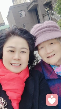 在我們與人相處和交往的過(guò)程中，我們常常會(huì)對(duì)他人的想法、行為和價(jià)值觀進(jìn)行評(píng)判和衡量，然而我們必須意識(shí)到每個(gè)人都是獨(dú)一無(wú)二的個(gè)體，擁有各自的背景、經(jīng)歷和觀念，我們真的不能用自己的標(biāo)準(zhǔn)去衡量他人，我們要理解他人的背景和經(jīng)歷，認(rèn)識(shí)每個(gè)人價(jià)值觀的多樣性，接納和尊重不同的價(jià)值觀，理解情感和情緒的差異，理解認(rèn)知和思考的差異，表達(dá)尊重和包容的態(tài)度，有助于建立積極的人際關(guān)系，為我們自己創(chuàng)造一個(gè)開(kāi)放、寬容和充滿共融的好心態(tài)。[擁抱][擁抱][擁抱]配圖