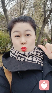 慌什么呢，才50歲而已，出門的時候記得涂上口紅，化個淡妝，可以裝嫩，可以瘋癲，也可以優雅從容…配圖