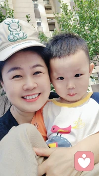 每一個媽媽，都會把最好的愛給到自己的孩子，無私心疼地愛自己的孩子，無時無刻不在關注孩子的健康，無條件地接納孩子，為他們規劃未來，悉心保護他們的好奇心，鼓勵他們與人交往，多讀書多運動，每天在忙碌的付出中，幾乎忘記了自己。可是母愛絕不是膚淺地“犧牲自己成全孩子”愛是一種能力，不會愛自己的人，不會懂得如何真正地愛別人，最好的愛值得給孩子也同樣值得給我們自己，受孩子學會先愛自已。配圖