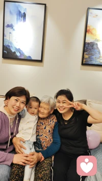 每一個媽媽，都會把最好的愛給到自己的孩子，無私心疼地愛自己的孩子，無時無刻不在關注孩子的健康，無條件地接納孩子，為他們規劃未來，悉心保護他們的好奇心，鼓勵他們與人交往，多讀書多運動，每天在忙碌的付出中，幾乎忘記了自己。可是母愛絕不是膚淺地“犧牲自己成全孩子”愛是一種能力，不會愛自己的人，不會懂得如何真正地愛別人，最好的愛值得給孩子也同樣值得給我們自己，受孩子學會先愛自已。配圖