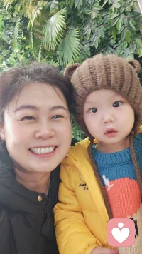 每一個媽媽，都會把最好的愛給到自己的孩子，無私心疼地愛自己的孩子，無時無刻不在關注孩子的健康，無條件地接納孩子，為他們規劃未來，悉心保護他們的好奇心，鼓勵他們與人交往，多讀書多運動，每天在忙碌的付出中，幾乎忘記了自己。可是母愛絕不是膚淺地“犧牲自己成全孩子”愛是一種能力，不會愛自己的人，不會懂得如何真正地愛別人，最好的愛值得給孩子也同樣值得給我們自己，受孩子學會先愛自已。配圖