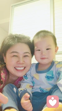 每一個媽媽，都會把最好的愛給到自己的孩子，無私心疼地愛自己的孩子，無時無刻不在關注孩子的健康，無條件地接納孩子，為他們規劃未來，悉心保護他們的好奇心，鼓勵他們與人交往，多讀書多運動，每天在忙碌的付出中，幾乎忘記了自己。可是母愛絕不是膚淺地“犧牲自己成全孩子”愛是一種能力，不會愛自己的人，不會懂得如何真正地愛別人，最好的愛值得給孩子也同樣值得給我們自己，受孩子學會先愛自已。配圖