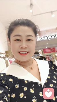 能量飽滿的女人身上都具備一個共同特點：靈動，能量飽滿的女人平常工作跟生活中都較松馳和真實。她們總是充滿活力情緒飽滿，身上有一種特殊的能量場，她們懂得接納自己的情緒，也懂得接納別人的情緒。在感情里，她們敢于示弱敢于撒嬌也敢于索取。因為她們內(nèi)心很強(qiáng)大不會害怕被看穿不會害怕被拿捏，她們不需要用堅強(qiáng)和冷漠來偽裝自已，而是能夠真實的表達(dá)自己的需求和感受，即便是哭的時候，她們也不會覺得羞恥，反而能夠坦然接受自己的脆弱，她們懂得在別人脆弱的時候給予關(guān)懷和共情而不是無動于衷，甚至覺得對方很麻煩。她們滿滿能量來源于愛，在成長過程中一直被愛包圍著，她們能夠敢于表達(dá)自己的情緒。
多和她們做朋友，她們身上都有能量滿滿的狀態(tài)，她們不僅自己活得精彩，也會讓身邊人覺得生活充滿了希望和動力。配圖