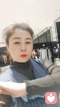 能量飽滿的女人身上都具備一個共同特點：靈動，能量飽滿的女人平常工作跟生活中都較松馳和真實。她們總是充滿活力情緒飽滿，身上有一種特殊的能量場，她們懂得接納自己的情緒，也懂得接納別人的情緒。在感情里，她們敢于示弱敢于撒嬌也敢于索取。因為她們內(nèi)心很強(qiáng)大不會害怕被看穿不會害怕被拿捏，她們不需要用堅強(qiáng)和冷漠來偽裝自已，而是能夠真實的表達(dá)自己的需求和感受，即便是哭的時候，她們也不會覺得羞恥，反而能夠坦然接受自己的脆弱，她們懂得在別人脆弱的時候給予關(guān)懷和共情而不是無動于衷，甚至覺得對方很麻煩。她們滿滿能量來源于愛，在成長過程中一直被愛包圍著，她們能夠敢于表達(dá)自己的情緒。
多和她們做朋友，她們身上都有能量滿滿的狀態(tài)，她們不僅自己活得精彩，也會讓身邊人覺得生活充滿了希望和動力。配圖