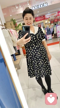 能量飽滿的女人身上都具備一個共同特點：靈動，能量飽滿的女人平常工作跟生活中都較松馳和真實。她們總是充滿活力情緒飽滿，身上有一種特殊的能量場，她們懂得接納自己的情緒，也懂得接納別人的情緒。在感情里，她們敢于示弱敢于撒嬌也敢于索取。因為她們內(nèi)心很強(qiáng)大不會害怕被看穿不會害怕被拿捏，她們不需要用堅強(qiáng)和冷漠來偽裝自已，而是能夠真實的表達(dá)自己的需求和感受，即便是哭的時候，她們也不會覺得羞恥，反而能夠坦然接受自己的脆弱，她們懂得在別人脆弱的時候給予關(guān)懷和共情而不是無動于衷，甚至覺得對方很麻煩。她們滿滿能量來源于愛，在成長過程中一直被愛包圍著，她們能夠敢于表達(dá)自己的情緒。
多和她們做朋友，她們身上都有能量滿滿的狀態(tài)，她們不僅自己活得精彩，也會讓身邊人覺得生活充滿了希望和動力。配圖