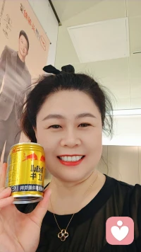 能量飽滿的女人身上都具備一個共同特點：靈動，能量飽滿的女人平常工作跟生活中都較松馳和真實。她們總是充滿活力情緒飽滿，身上有一種特殊的能量場，她們懂得接納自己的情緒，也懂得接納別人的情緒。在感情里，她們敢于示弱敢于撒嬌也敢于索取。因為她們內(nèi)心很強(qiáng)大不會害怕被看穿不會害怕被拿捏，她們不需要用堅強(qiáng)和冷漠來偽裝自已，而是能夠真實的表達(dá)自己的需求和感受，即便是哭的時候，她們也不會覺得羞恥，反而能夠坦然接受自己的脆弱，她們懂得在別人脆弱的時候給予關(guān)懷和共情而不是無動于衷，甚至覺得對方很麻煩。她們滿滿能量來源于愛，在成長過程中一直被愛包圍著，她們能夠敢于表達(dá)自己的情緒。
多和她們做朋友，她們身上都有能量滿滿的狀態(tài)，她們不僅自己活得精彩，也會讓身邊人覺得生活充滿了希望和動力。配圖