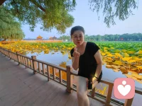 能量飽滿的女人身上都具備一個共同特點：靈動，能量飽滿的女人平常工作跟生活中都較松馳和真實。她們總是充滿活力情緒飽滿，身上有一種特殊的能量場，她們懂得接納自己的情緒，也懂得接納別人的情緒。在感情里，她們敢于示弱敢于撒嬌也敢于索取。因為她們內(nèi)心很強(qiáng)大不會害怕被看穿不會害怕被拿捏，她們不需要用堅強(qiáng)和冷漠來偽裝自已，而是能夠真實的表達(dá)自己的需求和感受，即便是哭的時候，她們也不會覺得羞恥，反而能夠坦然接受自己的脆弱，她們懂得在別人脆弱的時候給予關(guān)懷和共情而不是無動于衷，甚至覺得對方很麻煩。她們滿滿能量來源于愛，在成長過程中一直被愛包圍著，她們能夠敢于表達(dá)自己的情緒。
多和她們做朋友，她們身上都有能量滿滿的狀態(tài)，她們不僅自己活得精彩，也會讓身邊人覺得生活充滿了希望和動力。配圖