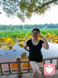 能量飽滿的女人身上都具備一個共同特點：靈動，能量飽滿的女人平常工作跟生活中都較松馳和真實。她們總是充滿活力情緒飽滿，身上有一種特殊的能量場，她們懂得接納自己的情緒，也懂得接納別人的情緒。在感情里，她們敢于示弱敢于撒嬌也敢于索取。因為她們內(nèi)心很強(qiáng)大不會害怕被看穿不會害怕被拿捏，她們不需要用堅強(qiáng)和冷漠來偽裝自已，而是能夠真實的表達(dá)自己的需求和感受，即便是哭的時候，她們也不會覺得羞恥，反而能夠坦然接受自己的脆弱，她們懂得在別人脆弱的時候給予關(guān)懷和共情而不是無動于衷，甚至覺得對方很麻煩。她們滿滿能量來源于愛，在成長過程中一直被愛包圍著，她們能夠敢于表達(dá)自己的情緒。
多和她們做朋友，她們身上都有能量滿滿的狀態(tài)，她們不僅自己活得精彩，也會讓身邊人覺得生活充滿了希望和動力。配圖