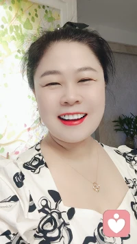 出去做任何事情都比悶在家里強，人必須要出門必須社交，必須去體驗不同的事物，見各種各樣的人，腦子才會有思考，才會感覺到自己是在活著，不管你出門干啥，反正是得走出去！
人啊，就是只有走出去，你才能感受到人情冷暖，世態炎涼，你的靈魂才能夠呼吸到新鮮的空氣，你才能夠讓自己參與在這個莫大的人世間，也只有跟人接觸，交換你的價值，釋放你美好的心靈。才能得以展現它的魅力，一個人想要發展就要跳出現有的圈子，去嘗試做不一樣的事物，嘗試和不同的人交流感受自燃感受人情冷暖，你的生命才會熠熠生輝！
出路出路，走出去才有路，不管是多么好的機遇，多好的緣分，都不會自己主動找上門找到你，你只有走出去，才能感受到大千世界的萬事萬物，才有可能認識新的人有新的故事！
人生長在這人世間，有那么多的美好和感動，你總應該去遇見，遇見美好遇見良人，遇見不一樣的自己！配圖