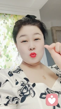 出去做任何事情都比悶在家里強，人必須要出門必須社交，必須去體驗不同的事物，見各種各樣的人，腦子才會有思考，才會感覺到自己是在活著，不管你出門干啥，反正是得走出去！
人啊，就是只有走出去，你才能感受到人情冷暖，世態炎涼，你的靈魂才能夠呼吸到新鮮的空氣，你才能夠讓自己參與在這個莫大的人世間，也只有跟人接觸，交換你的價值，釋放你美好的心靈。才能得以展現它的魅力，一個人想要發展就要跳出現有的圈子，去嘗試做不一樣的事物，嘗試和不同的人交流感受自燃感受人情冷暖，你的生命才會熠熠生輝！
出路出路，走出去才有路，不管是多么好的機遇，多好的緣分，都不會自己主動找上門找到你，你只有走出去，才能感受到大千世界的萬事萬物，才有可能認識新的人有新的故事！
人生長在這人世間，有那么多的美好和感動，你總應該去遇見，遇見美好遇見良人，遇見不一樣的自己！配圖