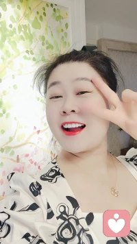 出去做任何事情都比悶在家里強，人必須要出門必須社交，必須去體驗不同的事物，見各種各樣的人，腦子才會有思考，才會感覺到自己是在活著，不管你出門干啥，反正是得走出去！
人啊，就是只有走出去，你才能感受到人情冷暖，世態炎涼，你的靈魂才能夠呼吸到新鮮的空氣，你才能夠讓自己參與在這個莫大的人世間，也只有跟人接觸，交換你的價值，釋放你美好的心靈。才能得以展現它的魅力，一個人想要發展就要跳出現有的圈子，去嘗試做不一樣的事物，嘗試和不同的人交流感受自燃感受人情冷暖，你的生命才會熠熠生輝！
出路出路，走出去才有路，不管是多么好的機遇，多好的緣分，都不會自己主動找上門找到你，你只有走出去，才能感受到大千世界的萬事萬物，才有可能認識新的人有新的故事！
人生長在這人世間，有那么多的美好和感動，你總應該去遇見，遇見美好遇見良人，遇見不一樣的自己！配圖