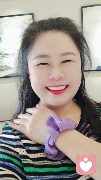 人生就像一場旅行，我們在途中會遇到各種各樣的風景，有美好的，也有不好的，但無論如何，它們都會成為我們人生的一部分，所以別放
大情緒別為難自己因為好與不好都會過去。
生活中，我們常常會因為一些小事而陷入情緒的漩渦中無法自拔，也許是工作上的壓力，也許是人際關系的困擾，也許是對自己不滿意等等，讓我們感到疲憊和痛苦。
其實很多時候。事情并沒有我們想象的那么糟糕，只是我們的情緒在作崇，讓我們無法冷靜的看待問題，所以當遇到困難時，我們不妨試著換個角度思考，也許會發現不一樣的風景。
要知道，人生不過三萬天，健康快樂才是最重要的，我們不能總是為難自己，讓自己沉浸在負面情緒中，與其肓目較勁不如學會放下，用一顆寬容的心去面對生活中的一切，愿我們都能被世界溫柔相待。配圖