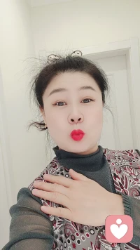 人與人之間存在著一種看不得別人比自己好的心理現象“羨慕嫉妒恨”，這是人類天性，我們根深蒂固潛意識是會認為自己在社會中的地位越高生活質量越好，就能獲得更多的資源和機會，當看到別人比自己出色時，會從內心感到一種威協，進而引發嫉妒心理，這種心思真的不可取。每個人都是這個世界上獨一無二的個體，擁有不同的經歷，我們不能僅僅通過比較別人的成功來衡量自己的價值，而是應該根據自己的標準來建立自豪和價值觀，要學會欣賞身邊人的成就和優點，而不是從嫉妒的角度去審視他們，要學會放下攀比的心理，我們要注重自身的成長和進步，而不是和別人攀比，我們要關注自己實現自已的價值和夢想，生活不是為了和別人比較，而是為了享受和創造美好，追求自己的夢想，努力提升自己，才能獲得真正的快樂和滿足感。配圖